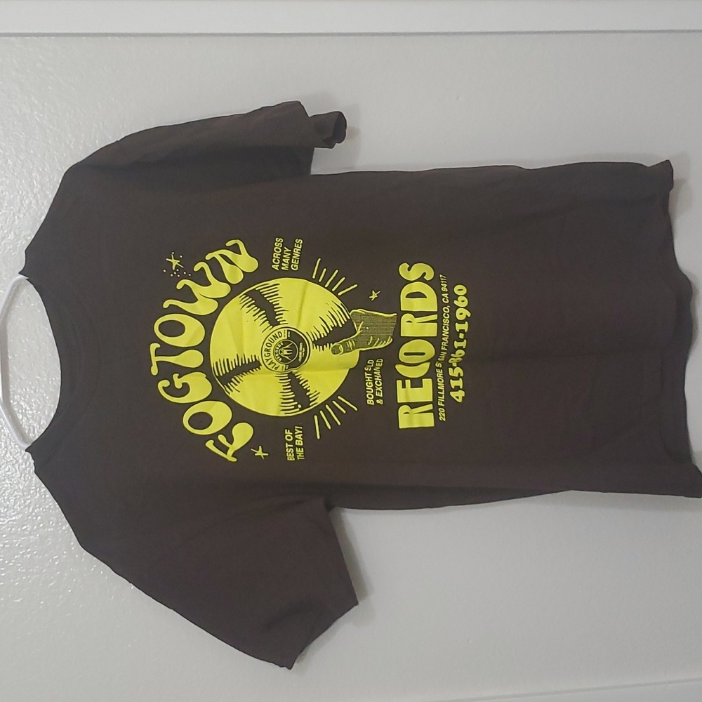 EUC Upper Playground Men's t-shirt short sleeve medium brown/yellow
